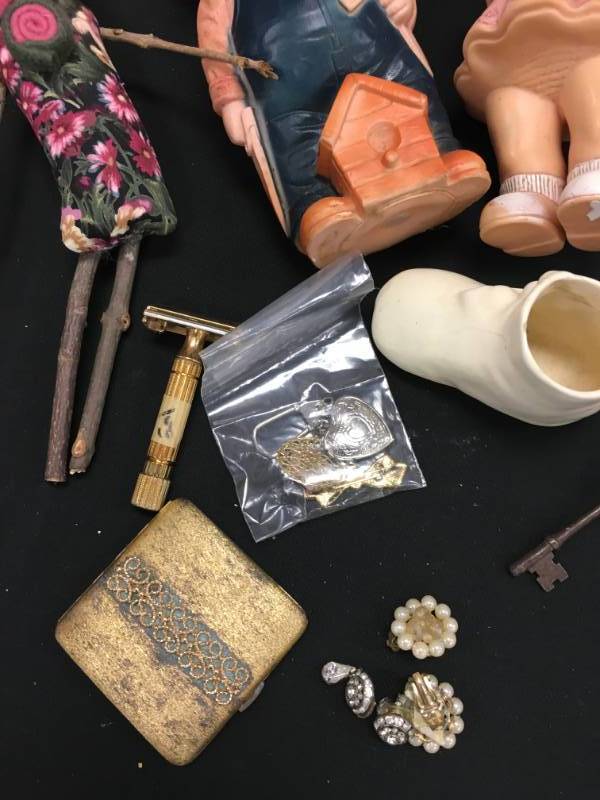 lot 26 image: Large lot of misc items. VINTAGE COLLECTIBLE - ANTIQUE ITEMS NICE LOT