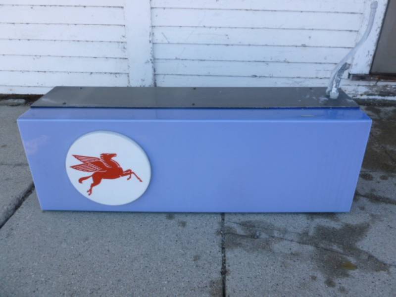 lot 1 image: Mobil Station Lightup Sign