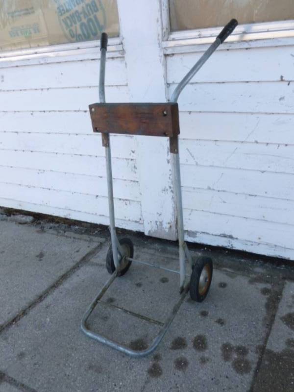 lot 7 image: Vintage Boat Motor Stand