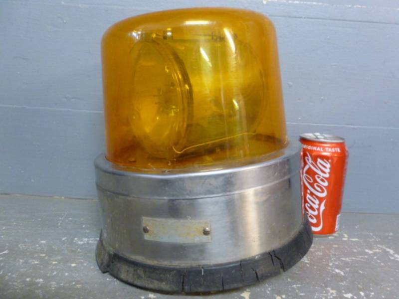 lot 8 image: Vintage Construction Light