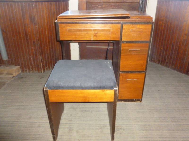 lot 12 image: Vintage Sewing Machine