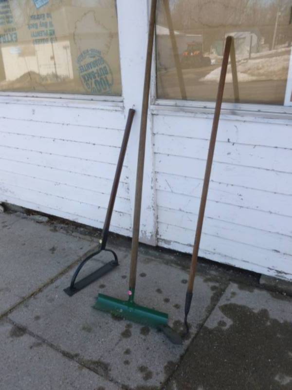 lot 19 image: Vintage Lawn and Garden Tools