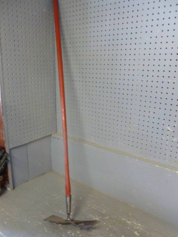 lot 22 image: Vintage Hoe