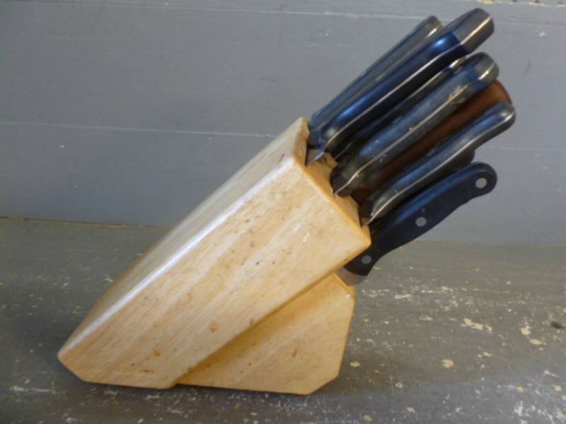 lot 23 image: Knife Block Set