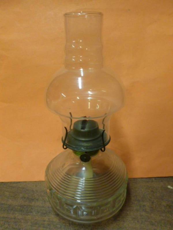 lot 101 image: Vintage Oil Lamp