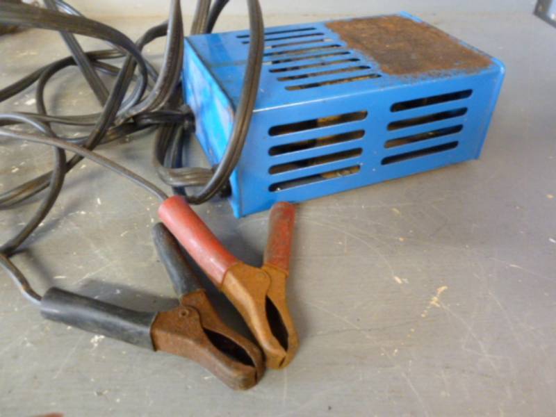 lot 233 image: Battery Charger