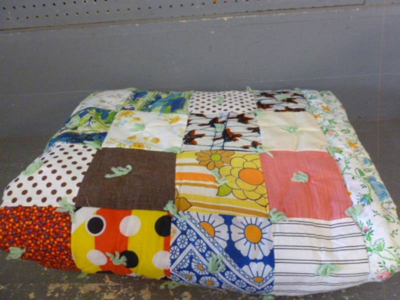 lot 264 image: Vintage Quilt