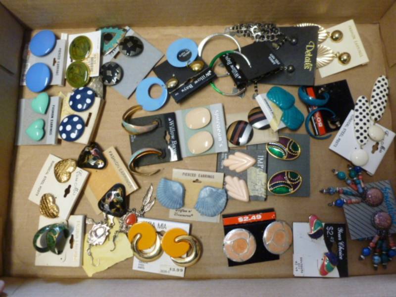 lot 280 image: New Earrings