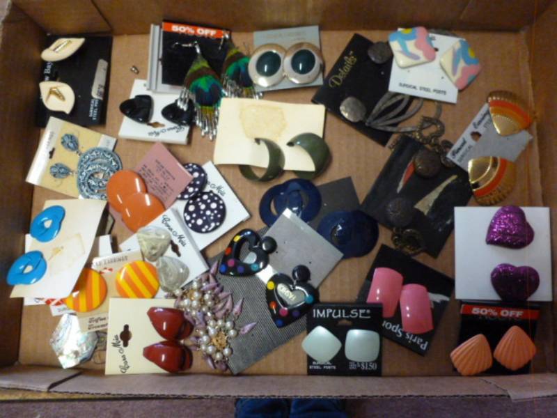 lot 281 image: New Earrings