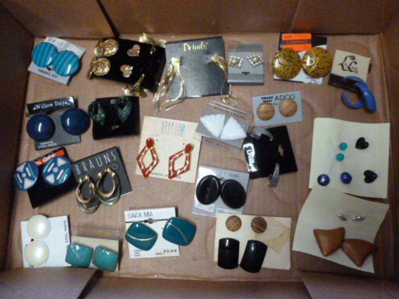 lot 282 image: New Earrings