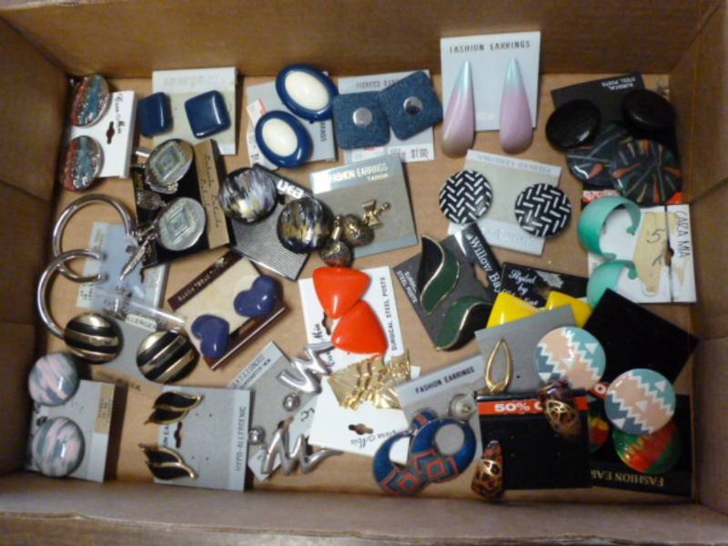 lot 283 image: New Earrings