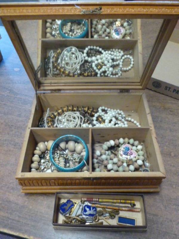 lot 286 image: Vintage Jewelry Box