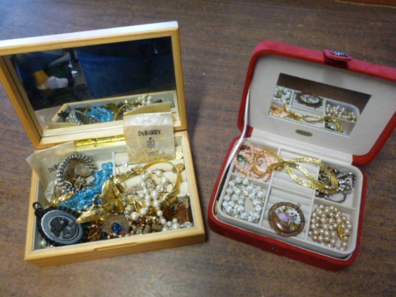 lot 288 image: Jewelry