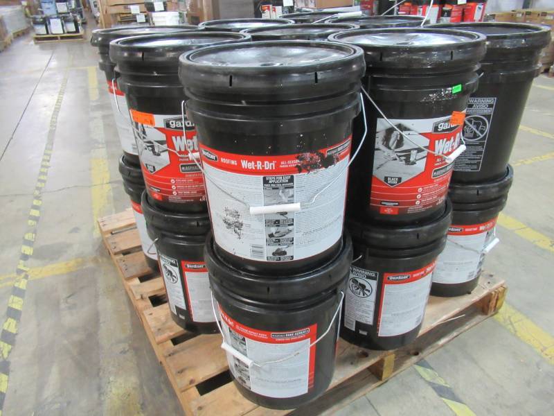 lot 21 image: 19 Containers of Gardner 4.75 Gal. Wet-R-Dri All-Season Roof Patch, 0375-GA