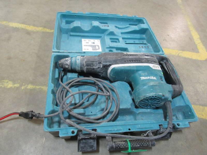 lot 74 image: Makita 15 Amp 2 in. Corded SDS-MAX ConcreteMasonry Advanced AVT (Anti-Vibration Technology) Rotary Hammer Drill with Hard Case, HR5212C - Does not run.