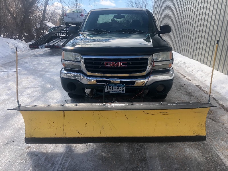 2004 GMC SIERRA 4X4 WITH PLOW NO RESERVE