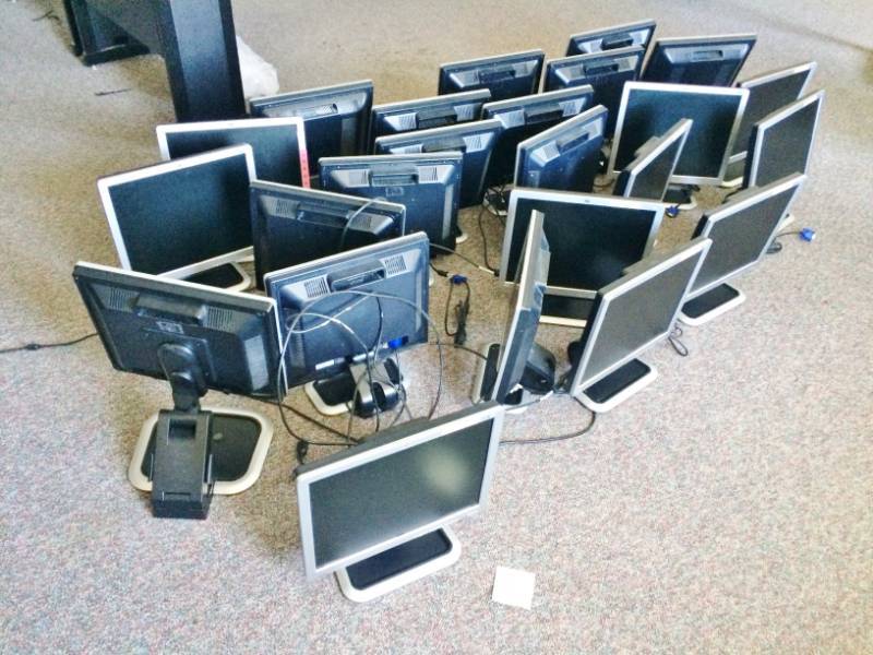 Large Lot Of HP Monitors - Excellent Working Condition - Some Without Power Supply