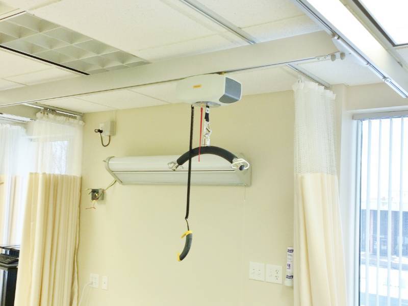 MSRP $12,000 LIKE NEW Guldmann GH22R 440lb Capacity Ceiling Hoist Patient Lift System - Moves Back &amp Forward Plus Left To Right On The Tracking System Includes 2 Slings