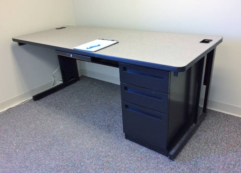 HIGH QUALITY STEELCASE&nbspDesk Training Workstation Includes 3 Drawer Metal Filing Cabinet 6 x 30 - Great Condition