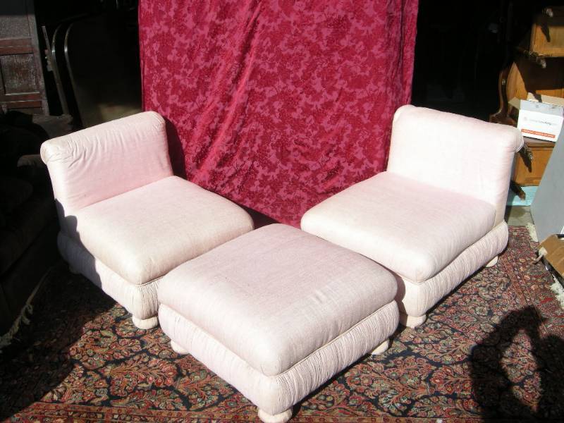lot 4 image: Mauve 3 pc Living Room Accent Chair and Ottoman Set Heirloom