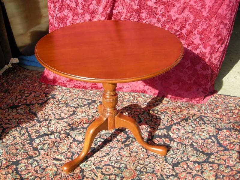 lot 5 image: Vintage Pedestal Table