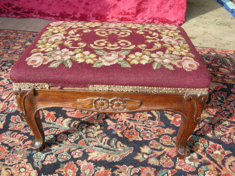 lot 22 image: Antique Carved Mahogany StoolBench