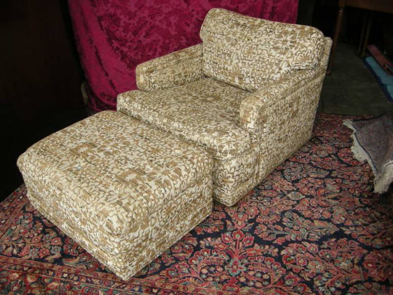 lot 37 image: Vintage Heritage Chair and Ottoman