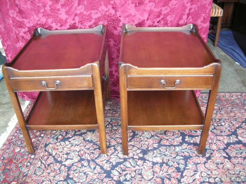 lot 44 image: Pair Vintage Arthur Brett Mahogany End Tables