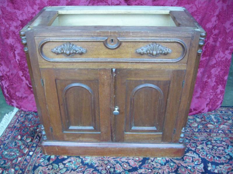 lot 45 image: Antique Victorian Cabinet