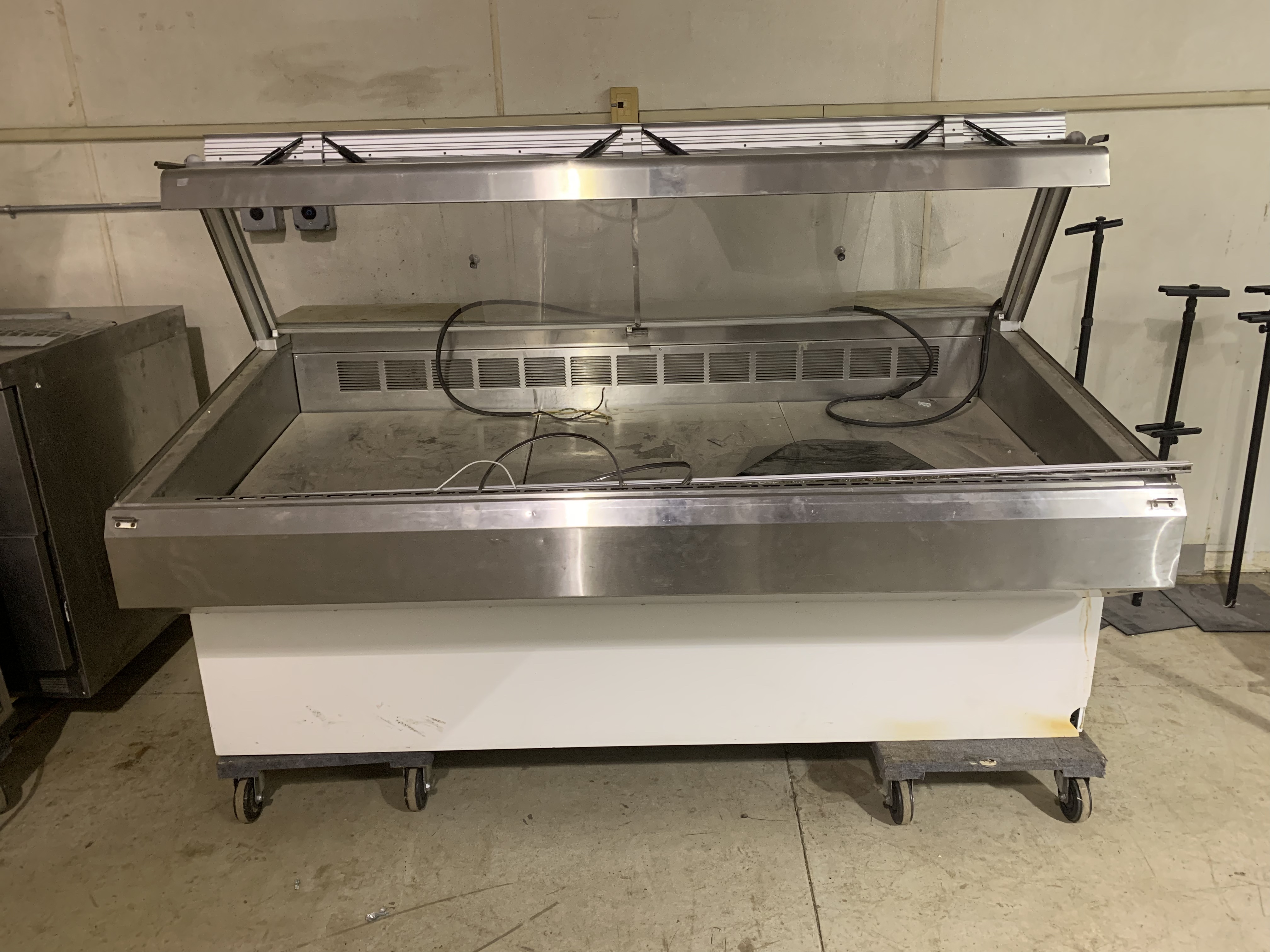 Federal Industries, Mod #RSSM460SC, open face refrigerated merchandiser, NSF-7, caster mounted, 208240 volts, 12.8 amps, 47x35x65.5H, NOTE Left side glass panel is brokenRUNS COOLS