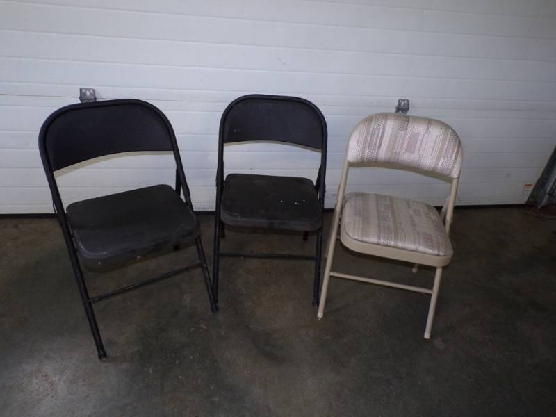 lot 80 image: 3 Folding Chairs