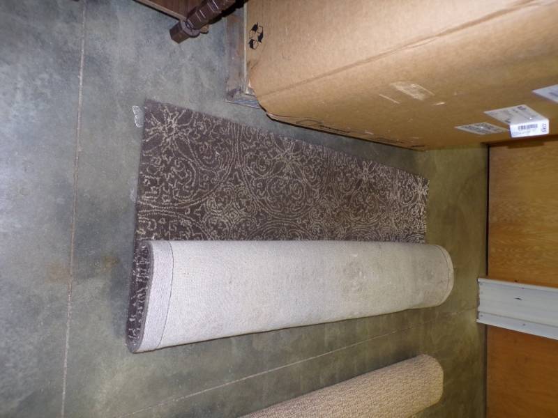 lot 81 image: 5 x 7 Rug