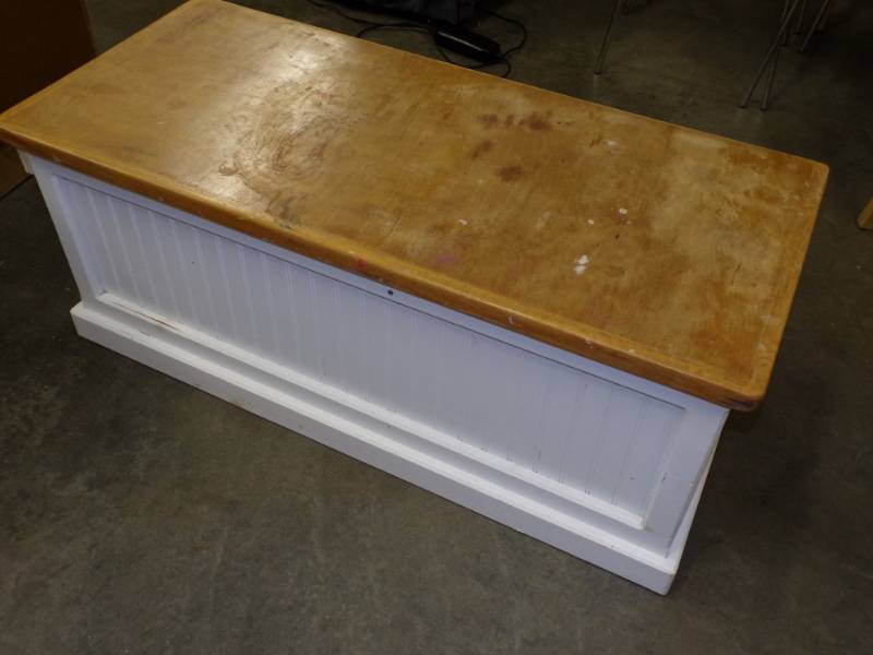 lot 84 image: Bench  Chest