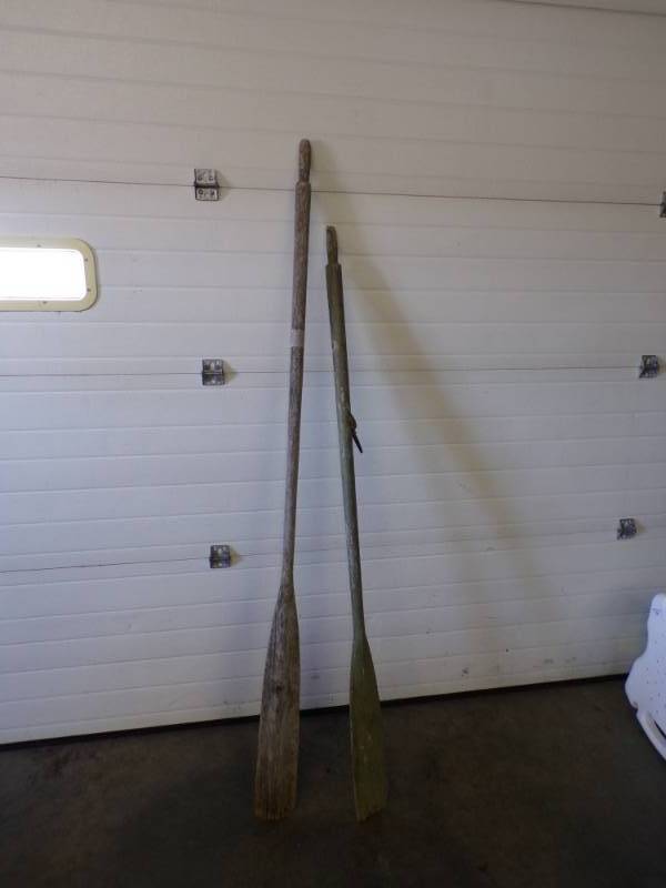 lot 105 image: Vintage boat oars
