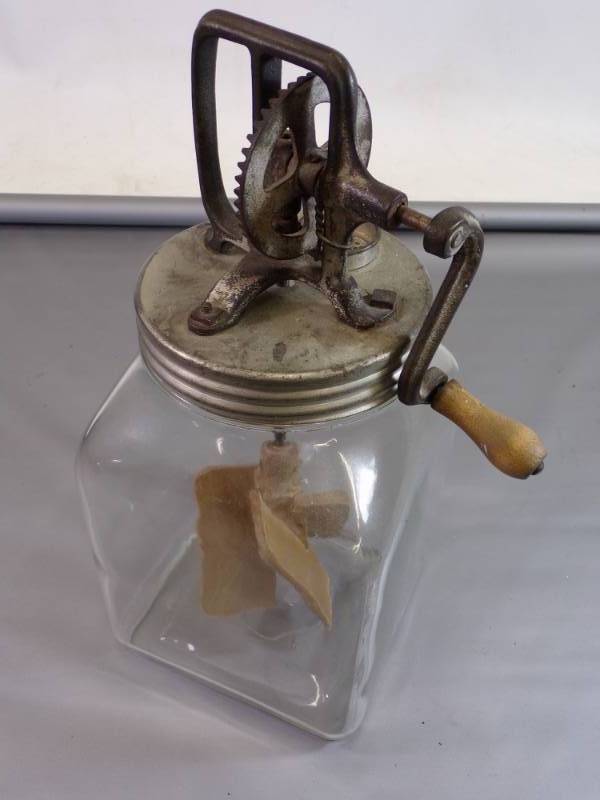 lot 11 image: Vintage 1 Gallon Butter Churn