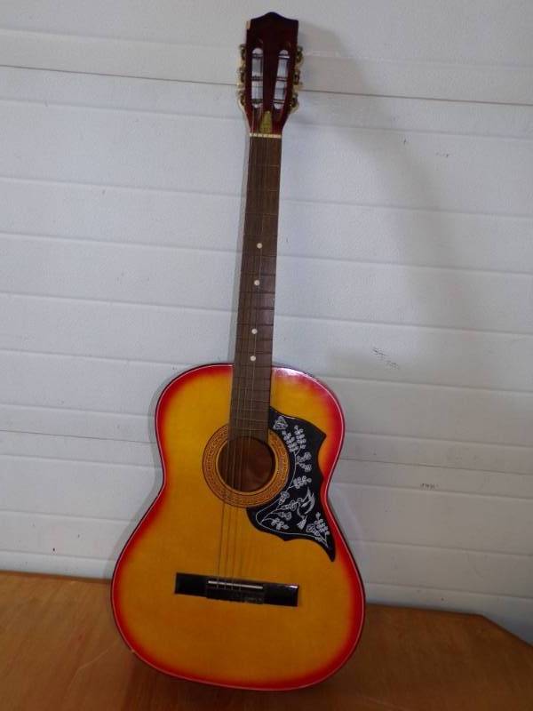 lot 19 image: Steel String Guitar