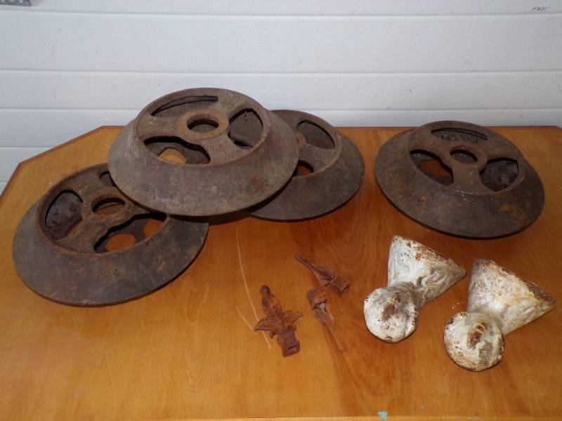 lot 23 image: Lot of Cast Iron Items