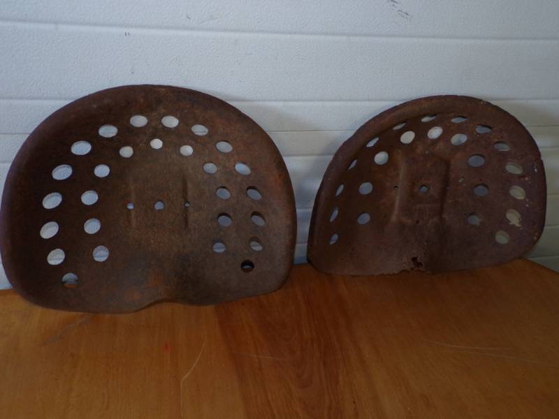lot 27 image: 2 Tractor Seats