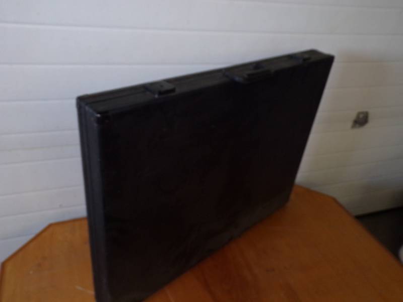 lot 34 image: Professional Artist Suitcase 24 x 32
