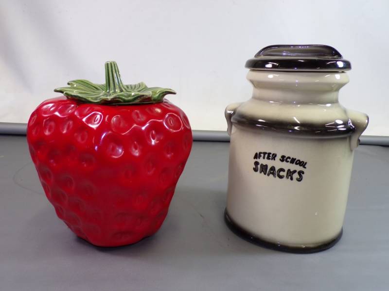 lot 35 image: Vintage Cookie Jars