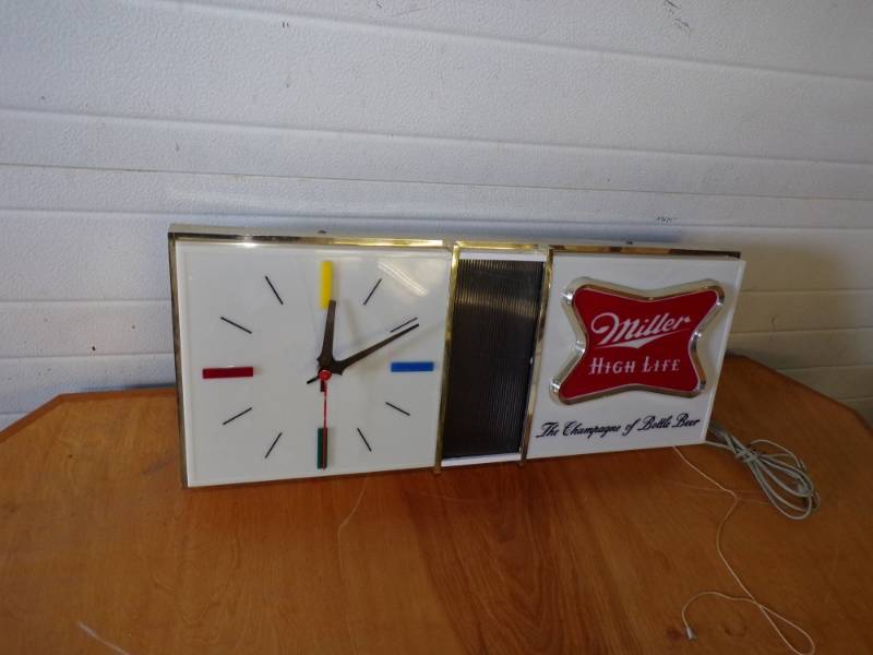 lot 39 image: Vintage Miller High Life Lighted Clock, Clock working needs new light