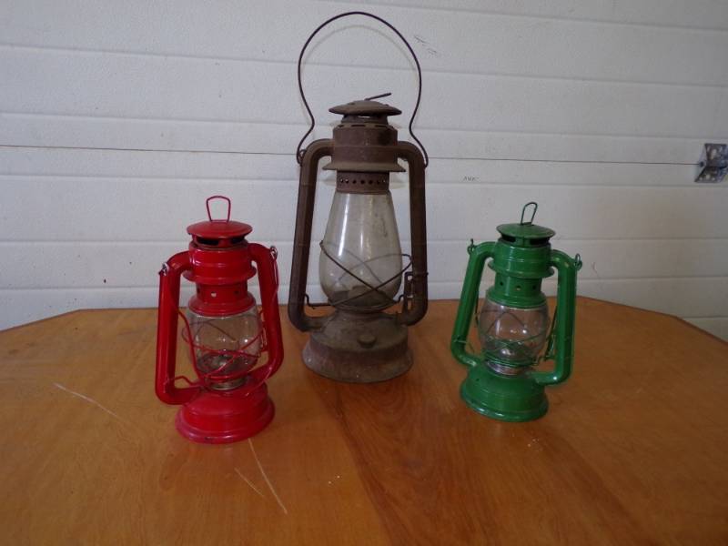 lot 46 image: 3 Kerosene Barn Lanterns