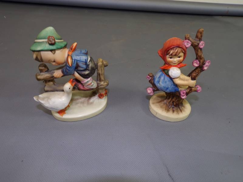 lot 49 image: 2 Vintage Goebel Hummels