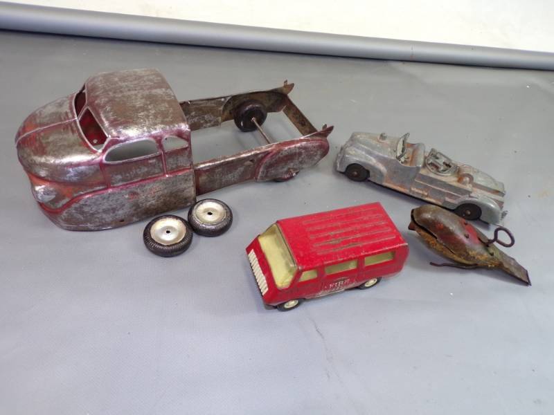 lot 53 image: Vintage Toy Lot
