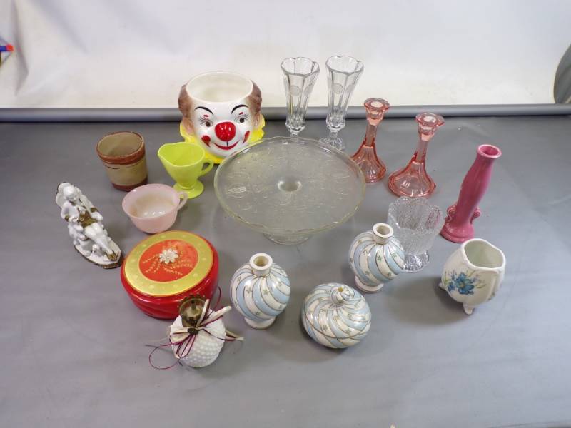 lot 63 image: Vintage Glassware and Cake stand