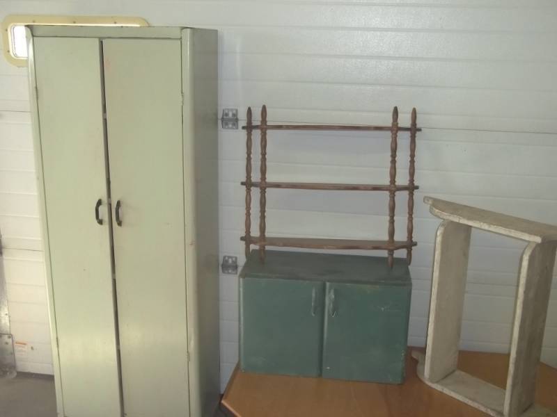 lot 69 image: Metal Cabinets and 2 wood shelves