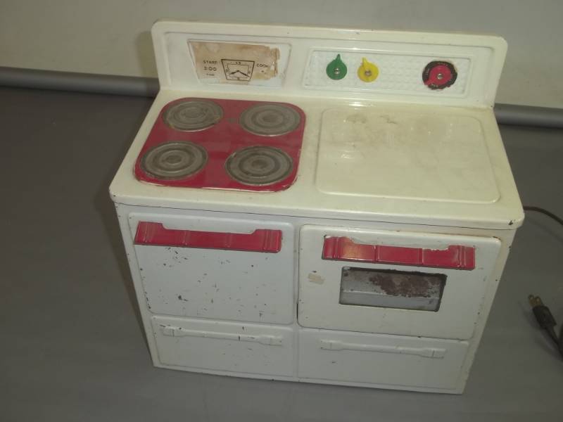 lot 107 image: Vintage Childrens  Stove Electric plugged in and Working