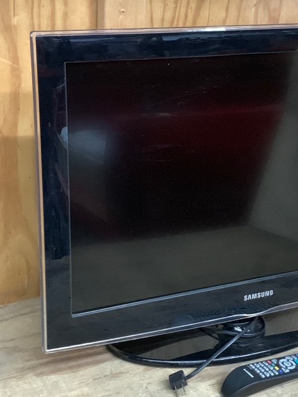 lot 12 image: Samsung 32 T.V.