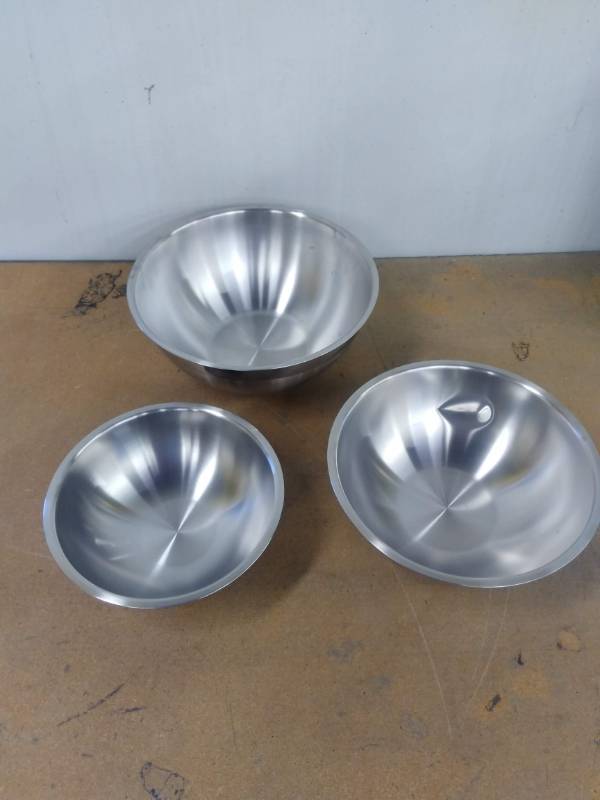 lot 40 image: Tramontina Gourmet Selection 3 Mixing Bowls Small Dent