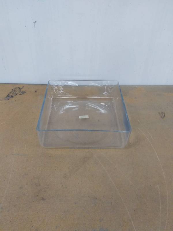lot 46 image: Square Vase, Clear Glass. H-4, Open 12 x 12 (4-Pack) NEW